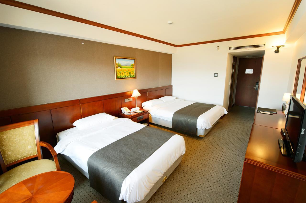 Commodore Hotel Kjongdzsu Kültér fotó